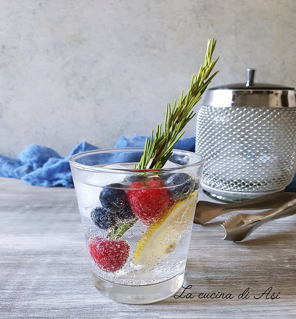 tonic water bessen rozemarijn citroen