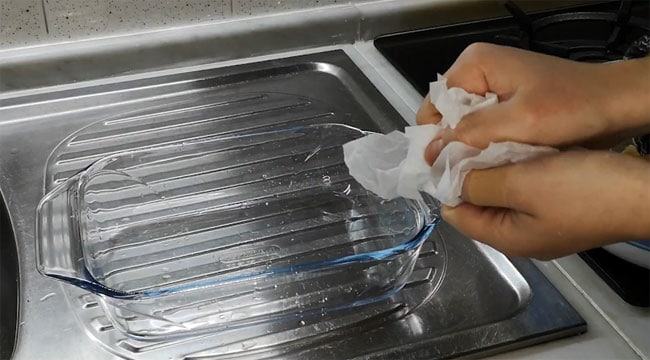 natgemaakt en uitgewrongen bakpapier voor betere hechting aan de bakvorm