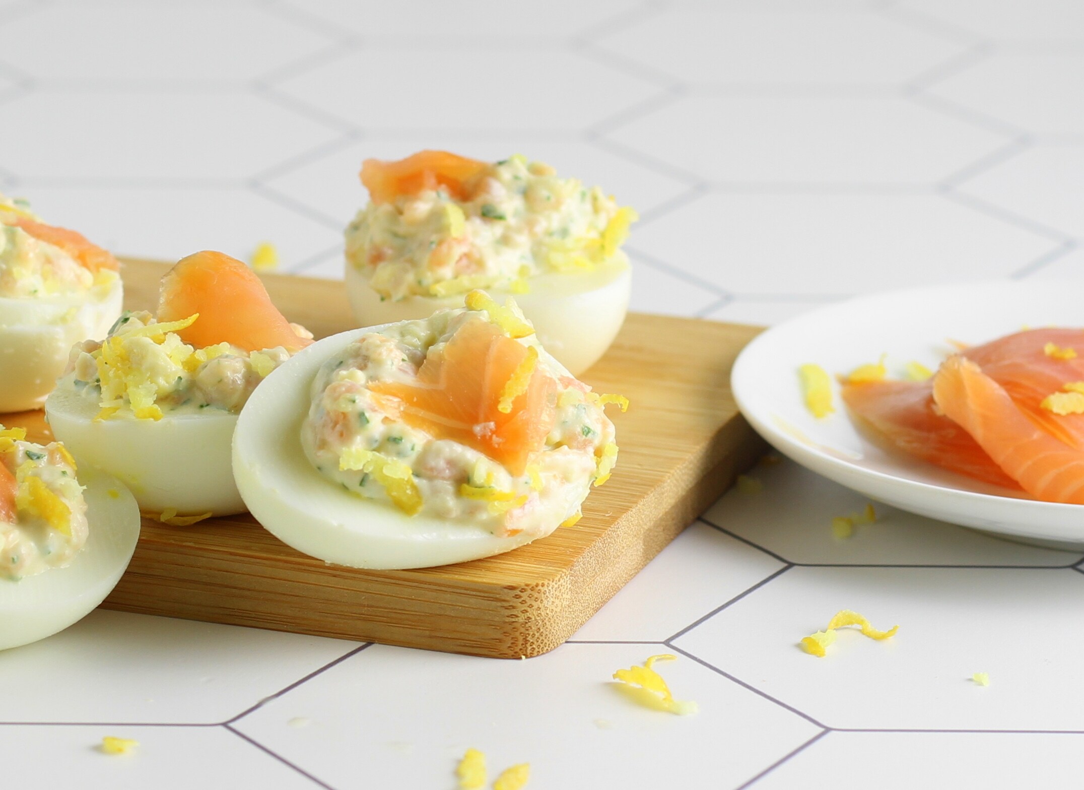 Gekookte eieren met mayonaise en gerookte zalm