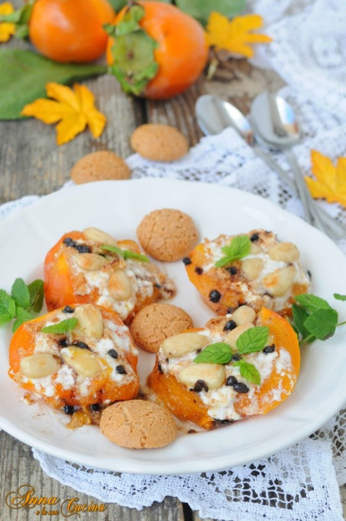 Gevulde kaki's met yoghurt en chocoladedruppels