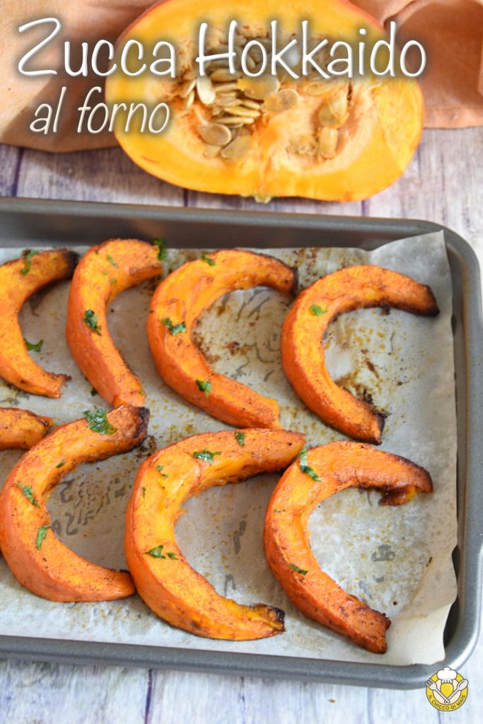 v_ geroosterde Hokkaido pompoen met schil gekruid met paprika lichte bijgerecht de mais