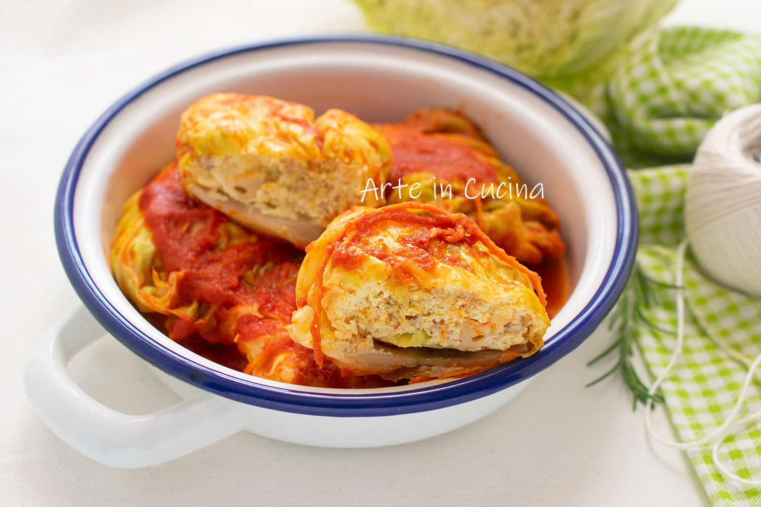 Vegetarische gevulde koolrolletjes in lichte saus