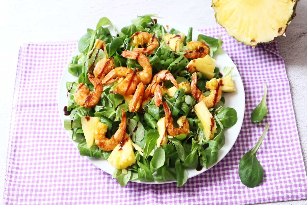 Veldsla salade met gamba’s en ananas