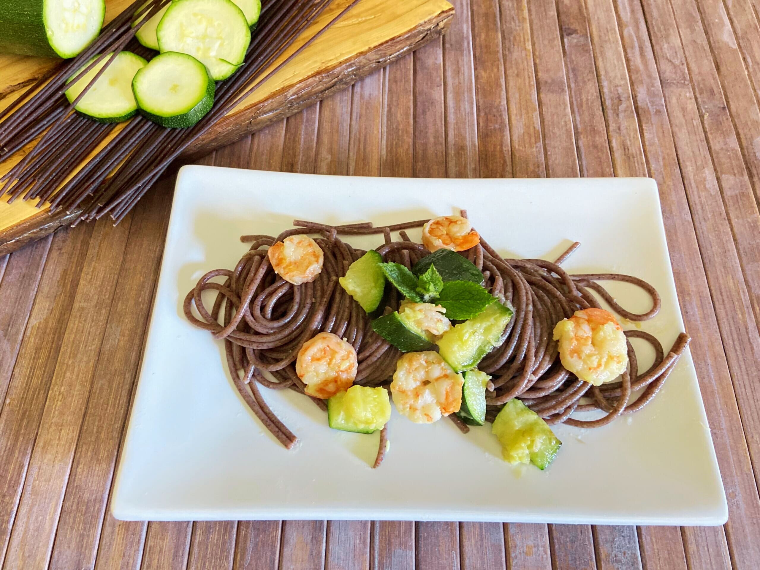 Venere rijstspaghetti met garnalen en courgettes