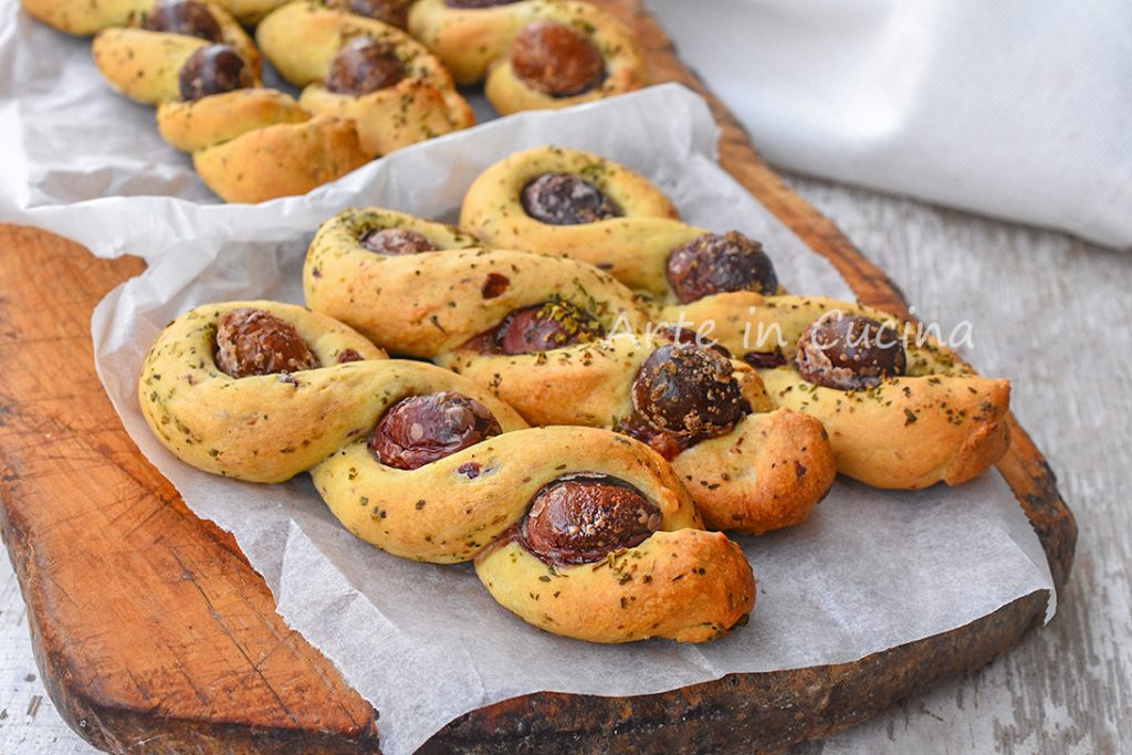 Vlechtjes met oregano en olijven, snelle snacks