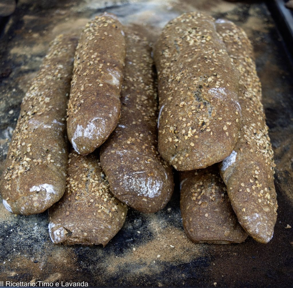 VOLKORENBROOD MET HENNEPMEEL