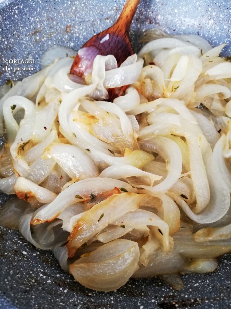 Witte uien in de pan