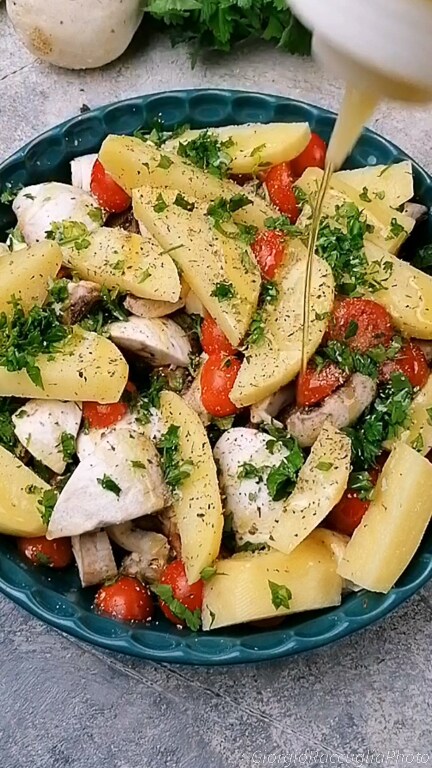 worst met champignons en aardappelen uit de oven