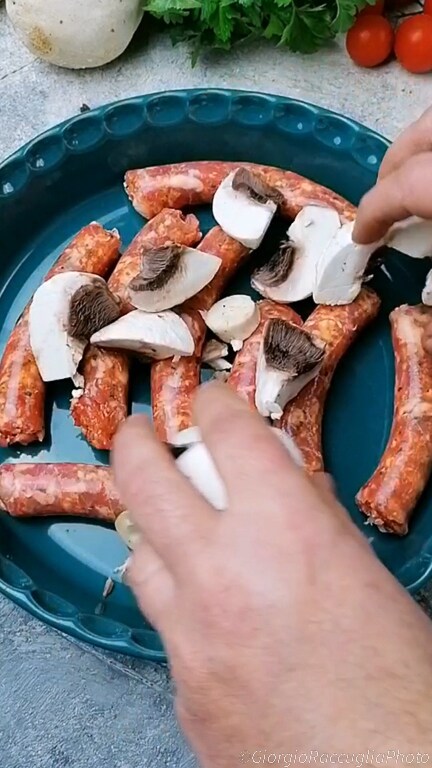 worst met champignons en aardappelen uit de oven