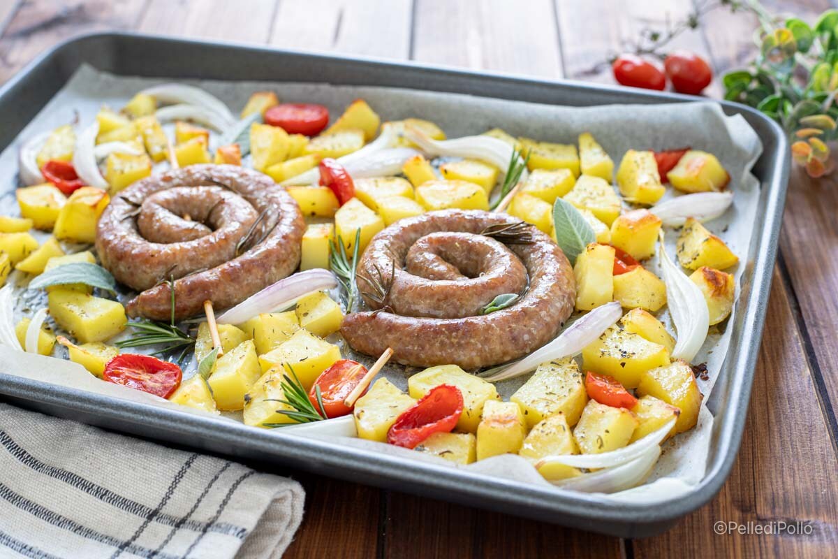 Worstjes en aardappelen uit de oven op Siciliaanse wijze