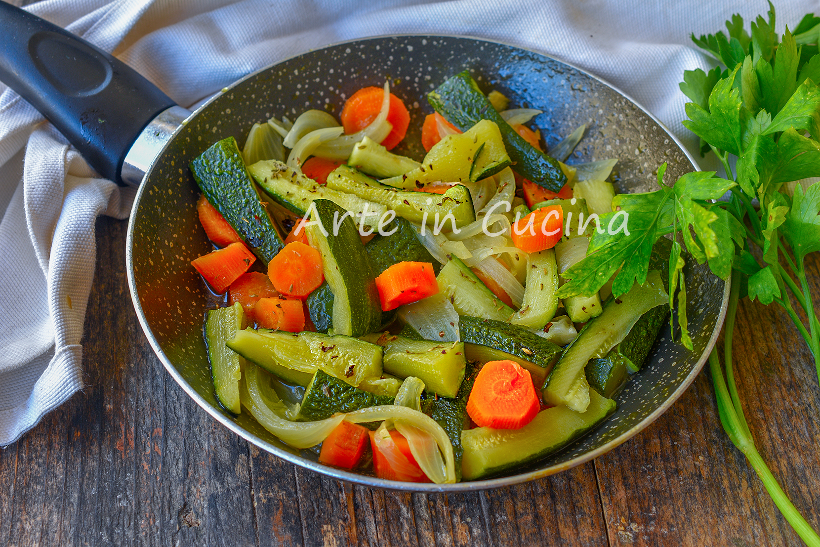 Wortelen met uien en courgettes in de pan