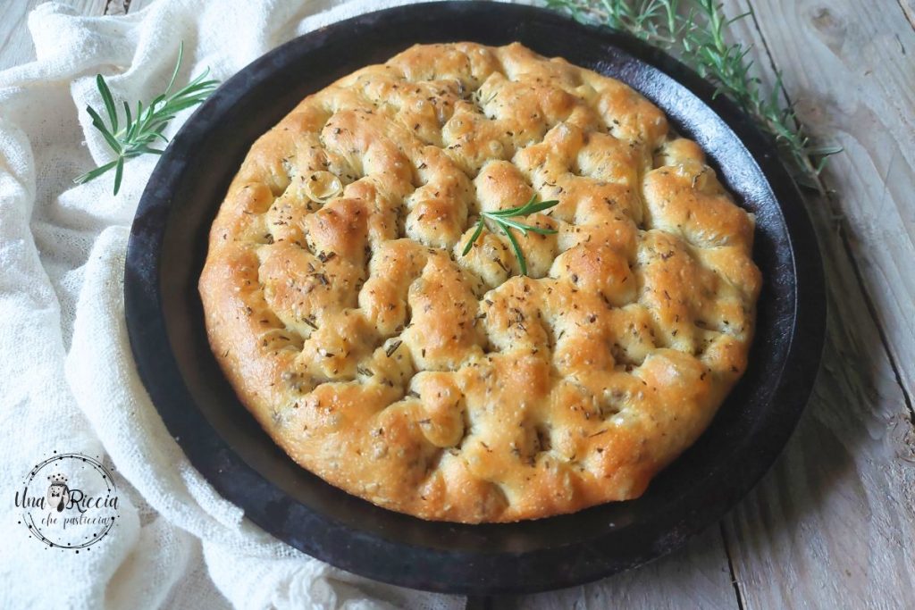 zachte focaccia met rozemarijn met rozemarijn in het deeg omslag