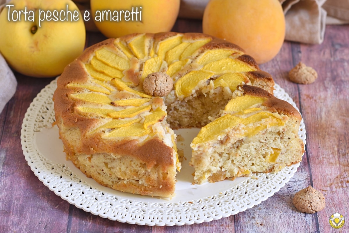 Zachte taart met perziken en amaretti