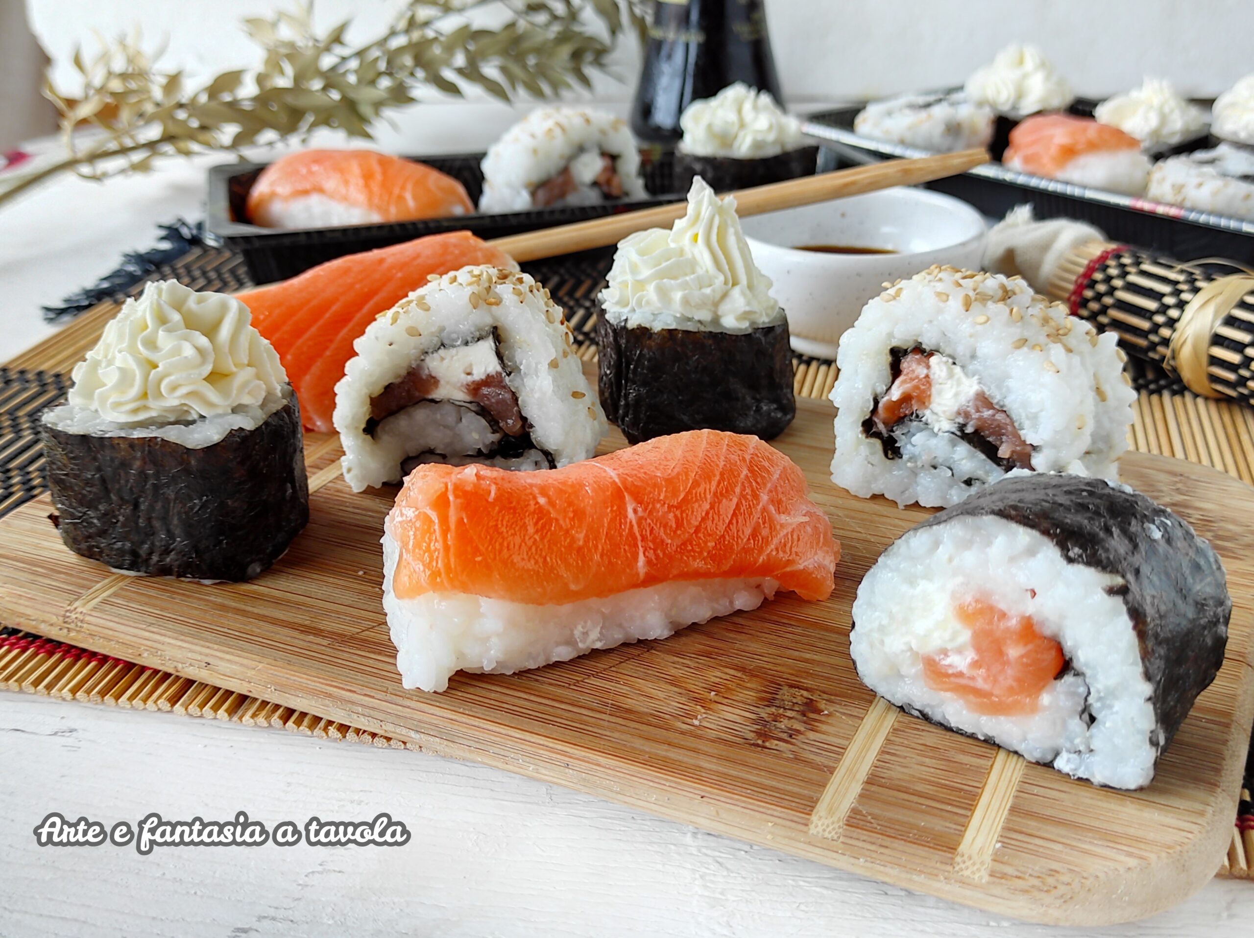 Zelfgemaakte sushi met zalm en Philadelphia