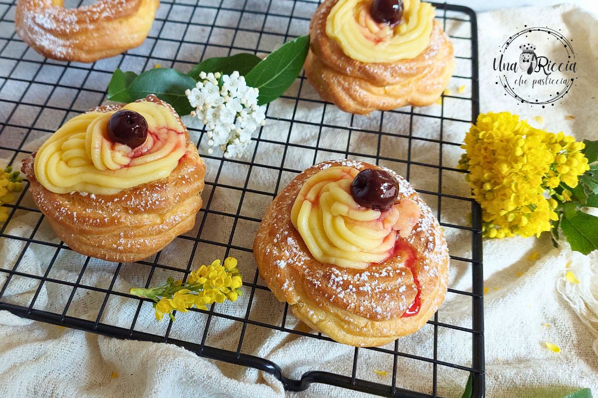 Zeppole van San Giuseppe uit de oven. Het dessert voor Vaderdag