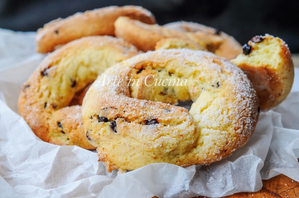Zoete aardappelringen met suiker en chocolade