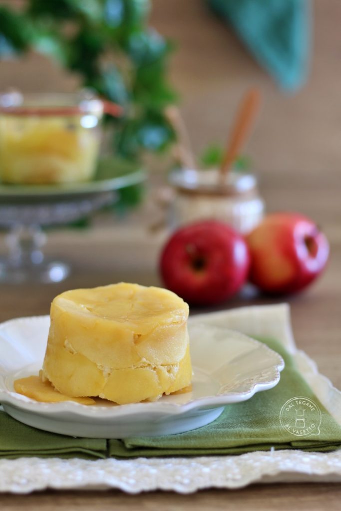 flan met rijst en appelschijfjes gekookt met potkoken in de magnetron