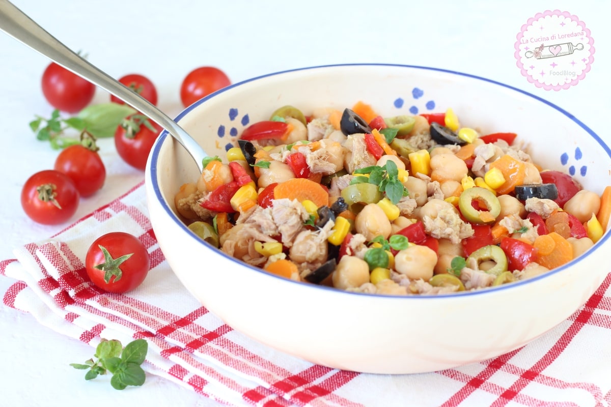 ZOMERKIKKERERWTENSALADE met tonijn, cherrytomaatjes en olijven