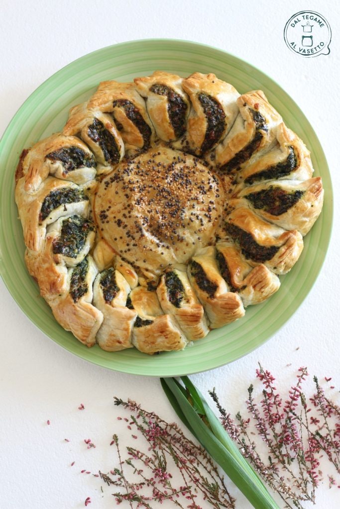 hartige taart van bladerdeeg gevuld met ricotta en spinazie in de vorm van een bloem