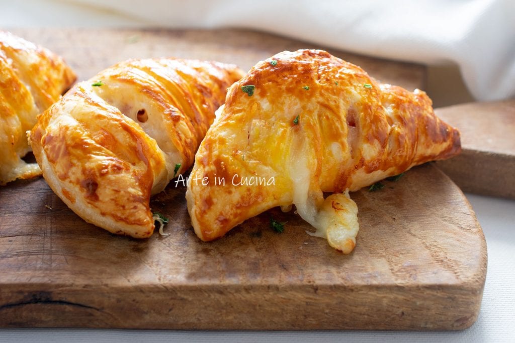 Zoute bladerdeeg schelpen speck en provolone