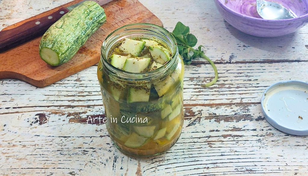 ZUCCHINI IN AZIJN rauw bewaard en bijgerecht