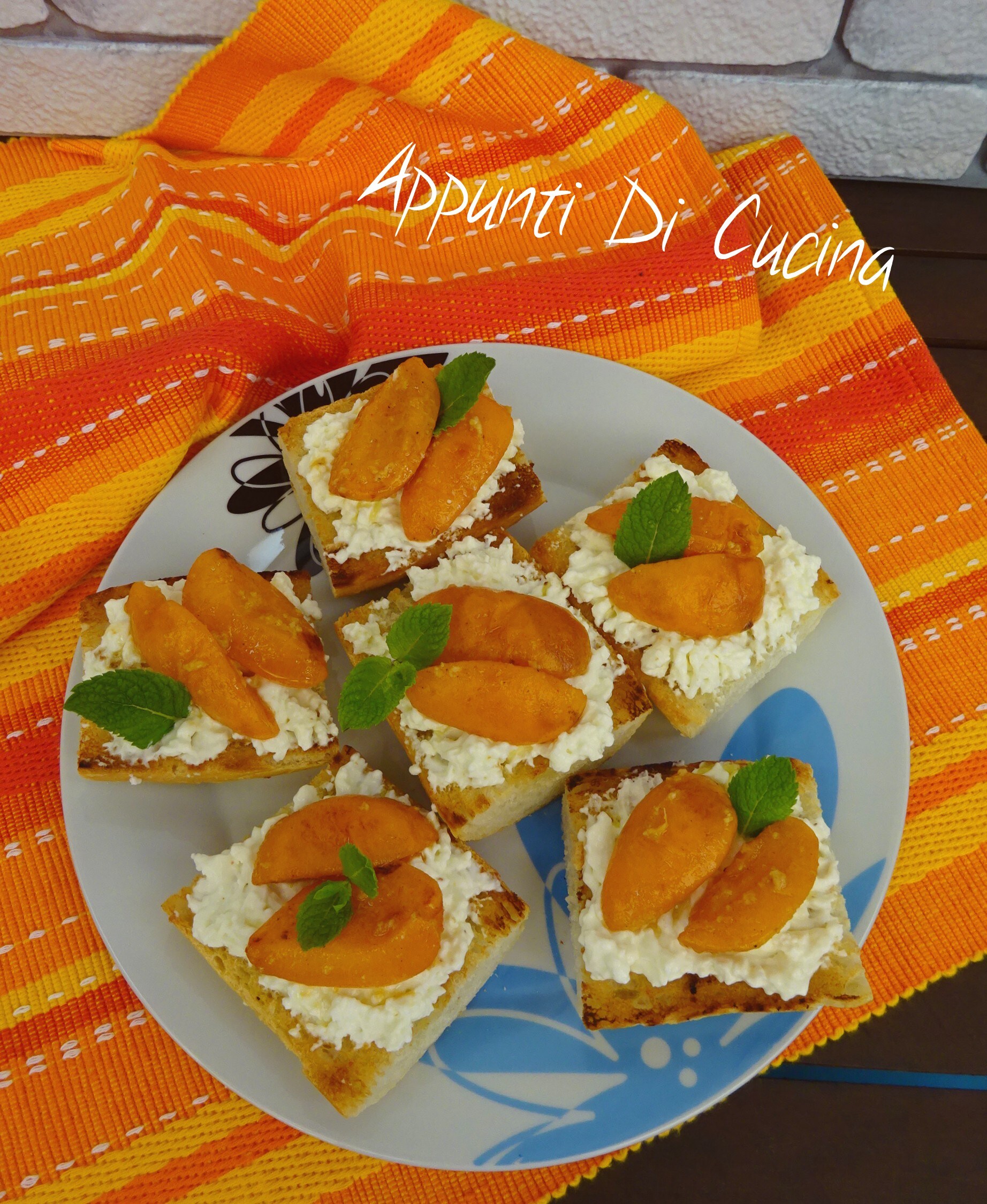 CROSTINI STRACCHINO EN ABRIKOZEN