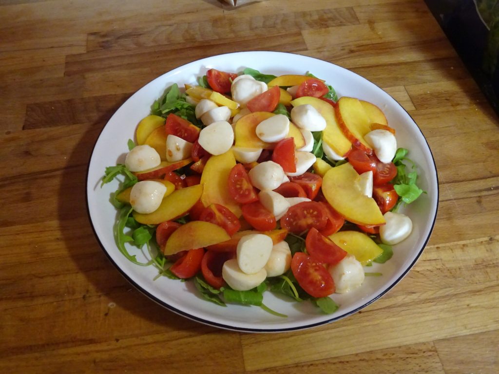 Perzik en mozzarella salade