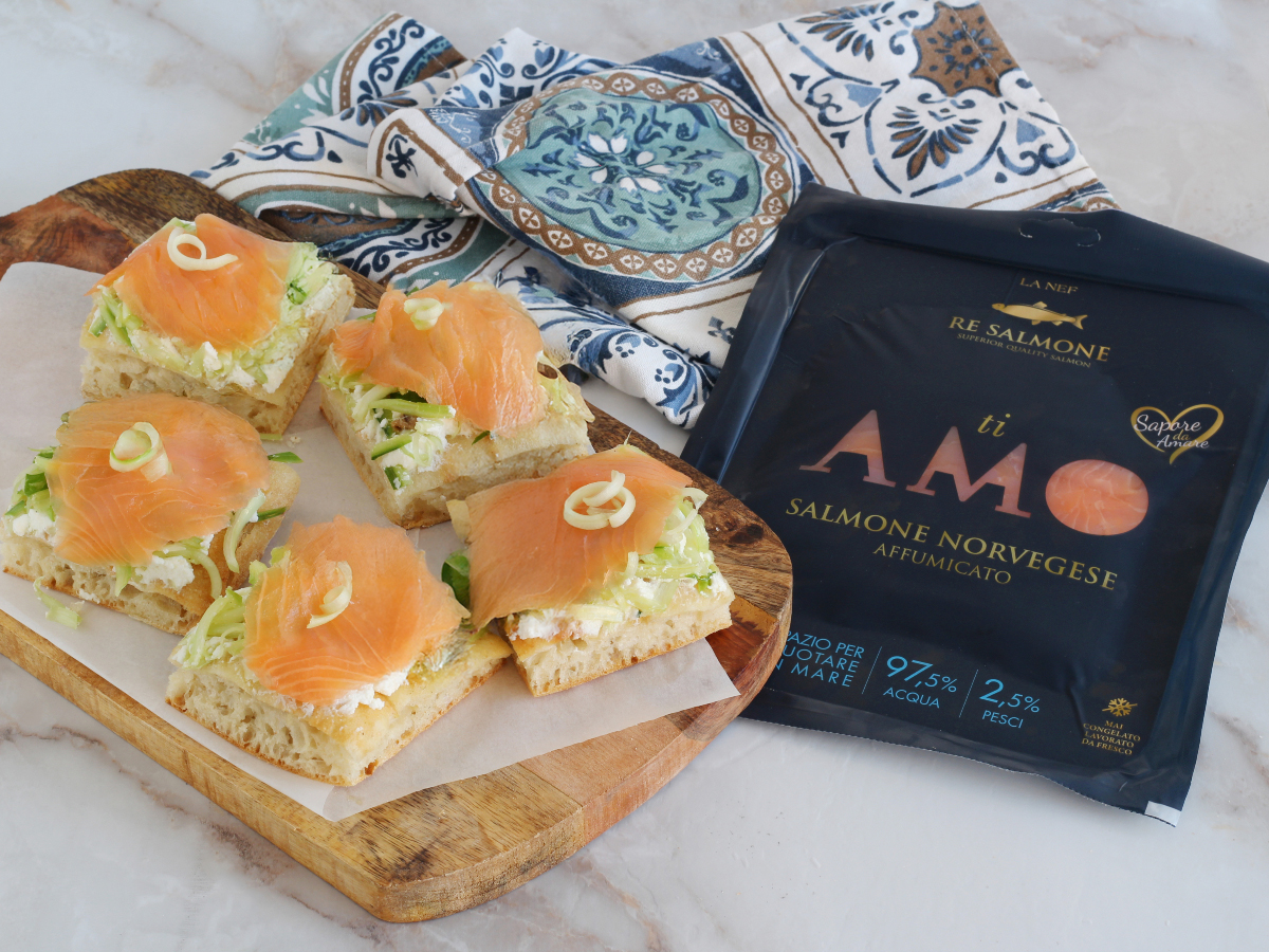 WITTE PIZZA MET PUNTARELLE EN ZALM