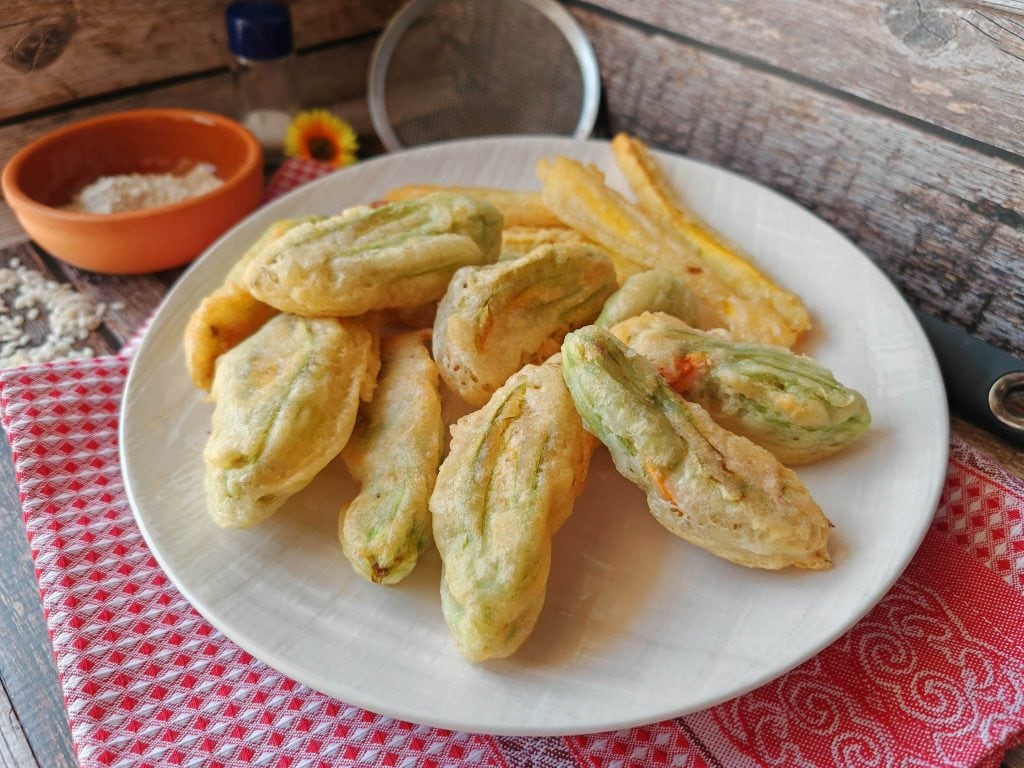 Gebakken courgettebloemen