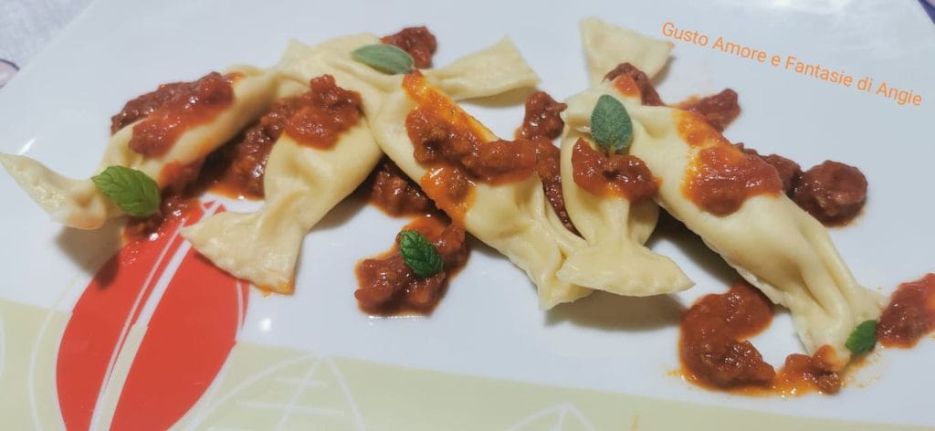 Ricottagevulde snoepjes met ragù