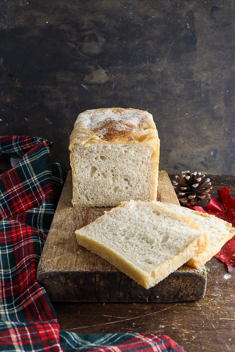 BRUINBROOD MET ZUURDESEM EN DEELS VOLKOREN BLOEM