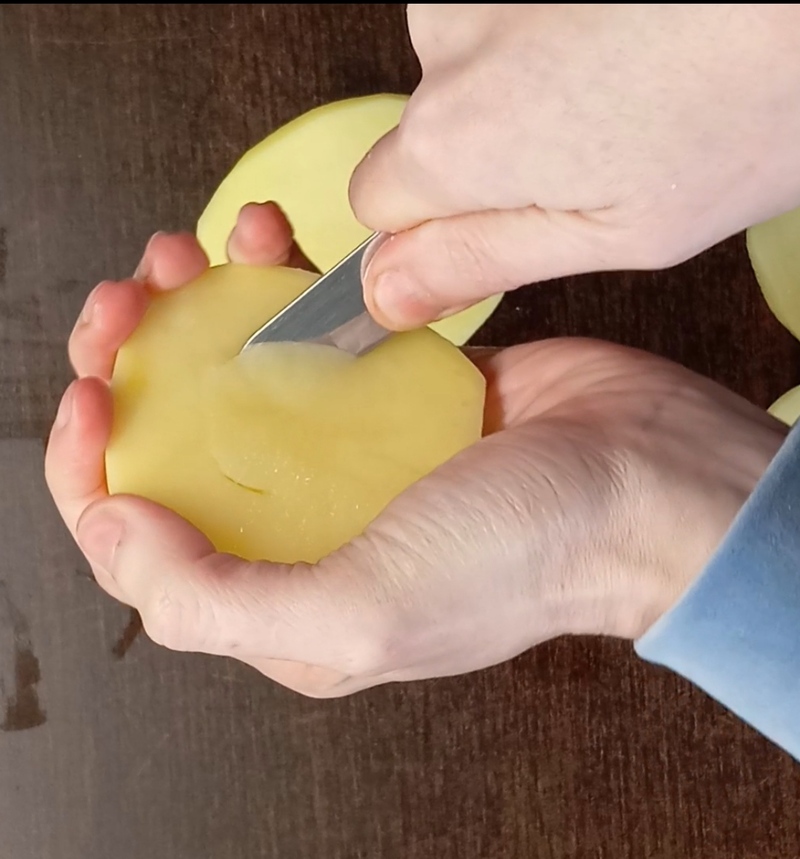 We snijden de aardappelen in het midden door