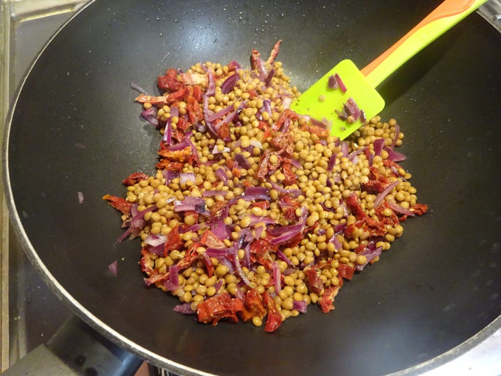 Aardappelen en linzen in de pan