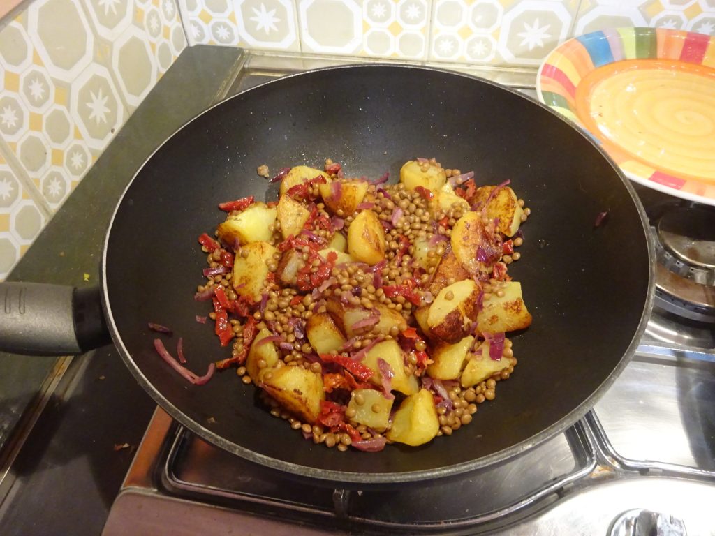 Aardappelen en linzen in de pan