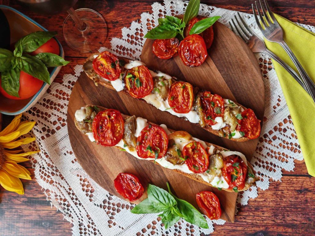 Crostini met brood en kerstomaatjes