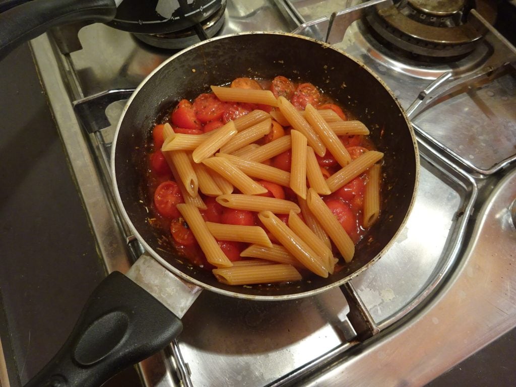 linzenpasta met twee soorten tomaten