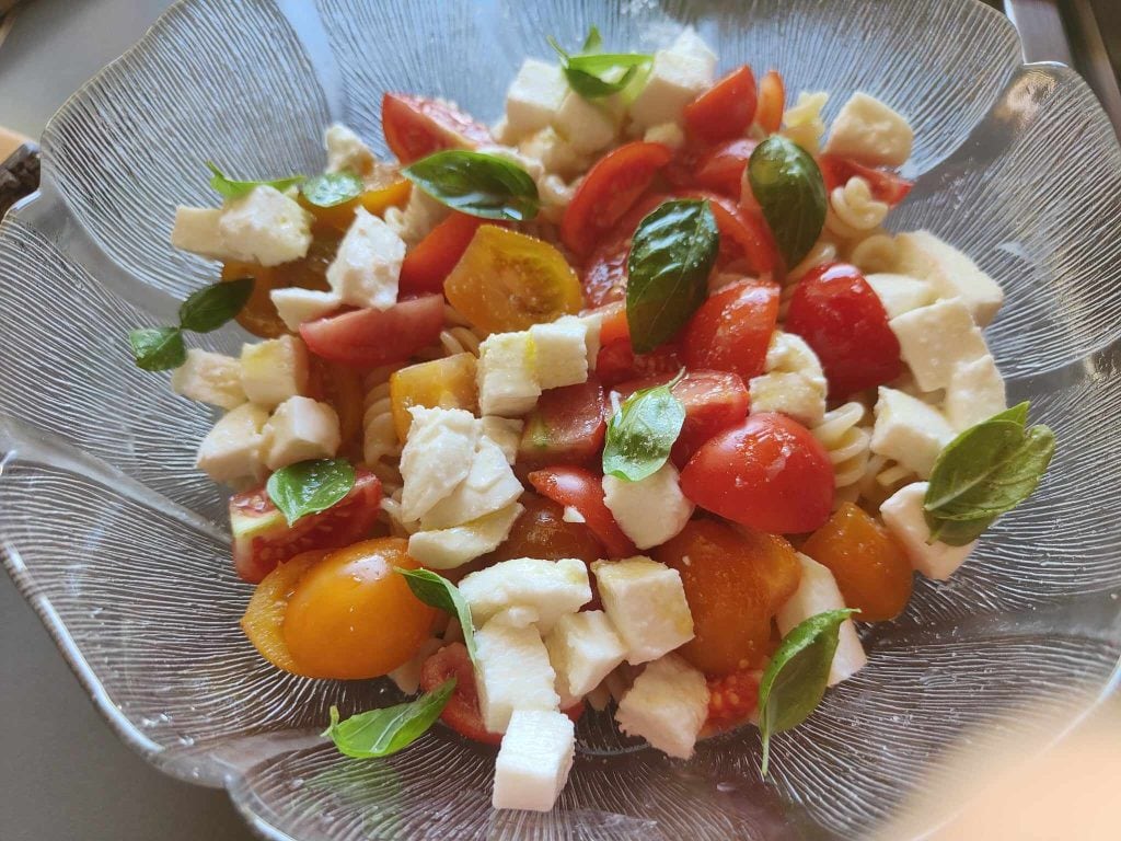 Koude pasta caprese
