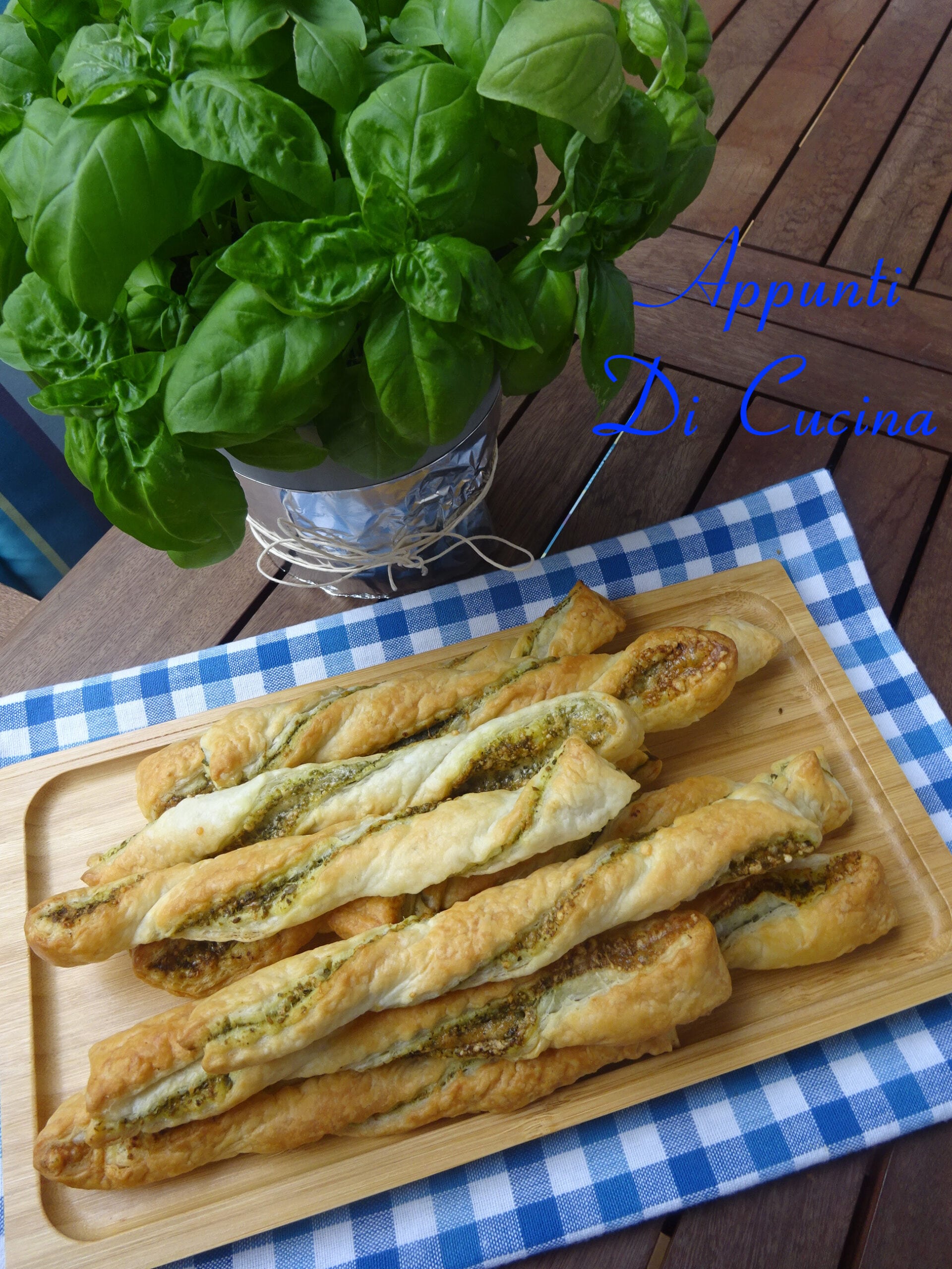 BLADERDEEGSTENGELS MET PESTO