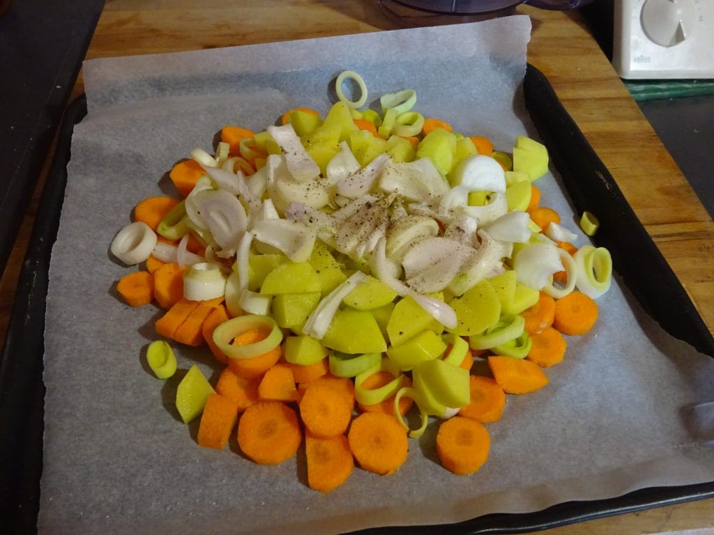 Plateau met aardappelen en groenten met mosterd