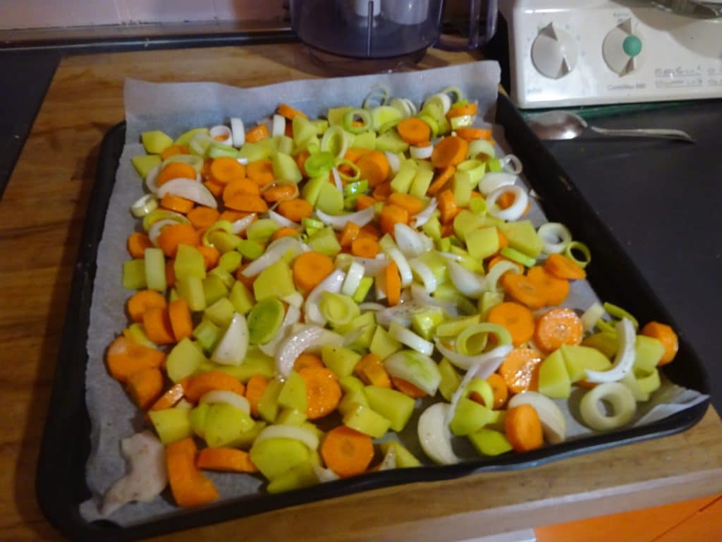 Plateau met aardappelen en groenten met mosterd