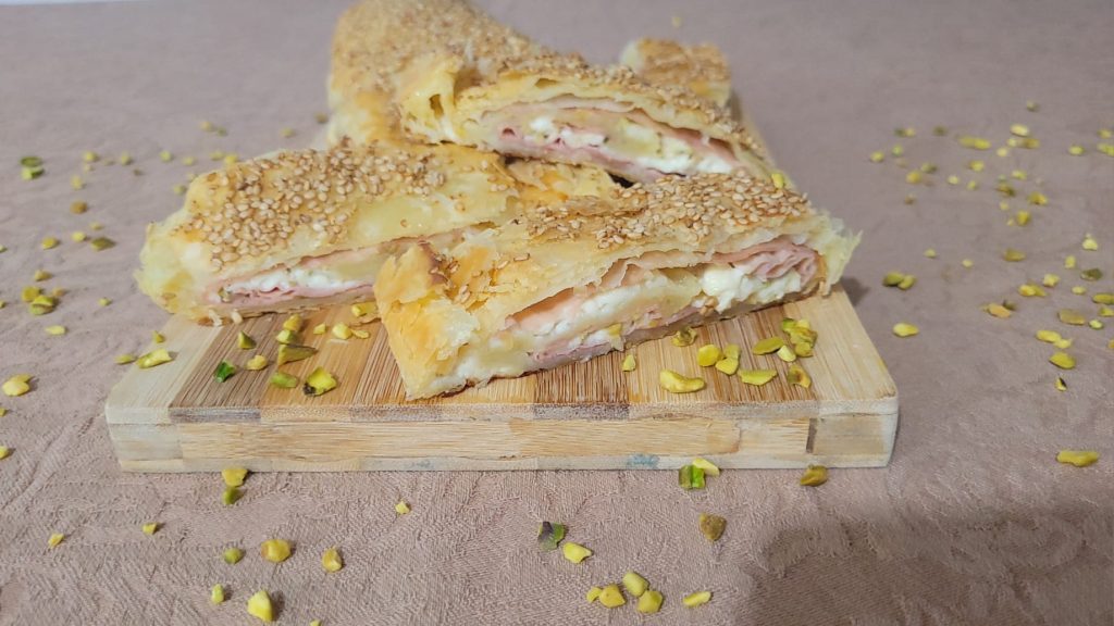 Hartige strudel met stracchino, mortadella en pistachenoten