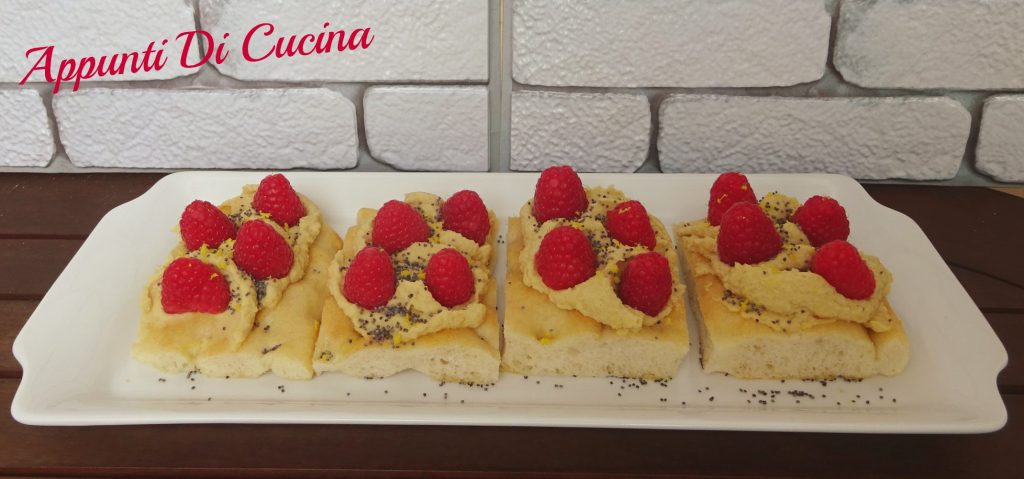 Focaccine met kikkererwtencrème en frambozen