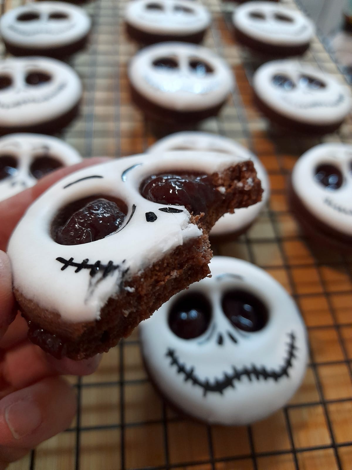 Monsterkoekjes voor Halloween met cacaodeeg en jam