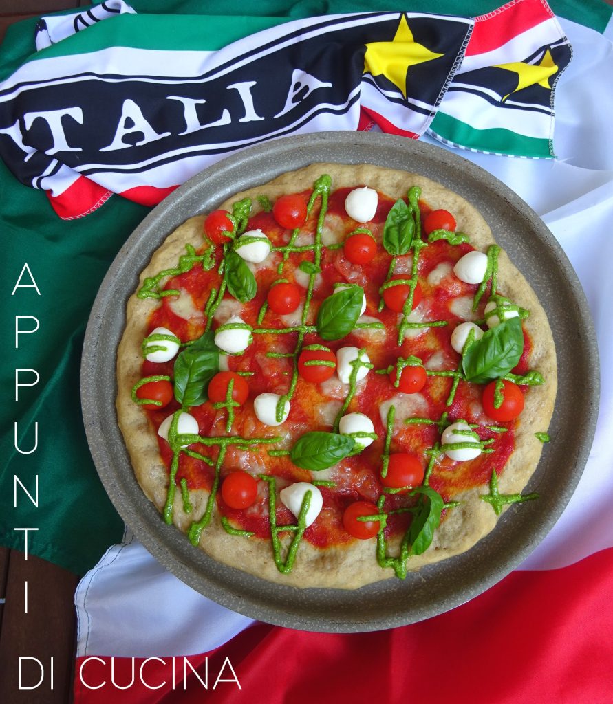 Pizza met kersentomaten en kleine mozzarella