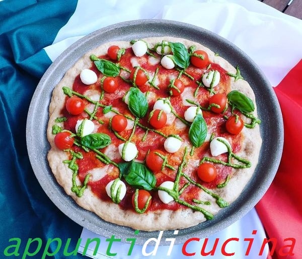 Pizza met kersentomaten en kleine mozzarella