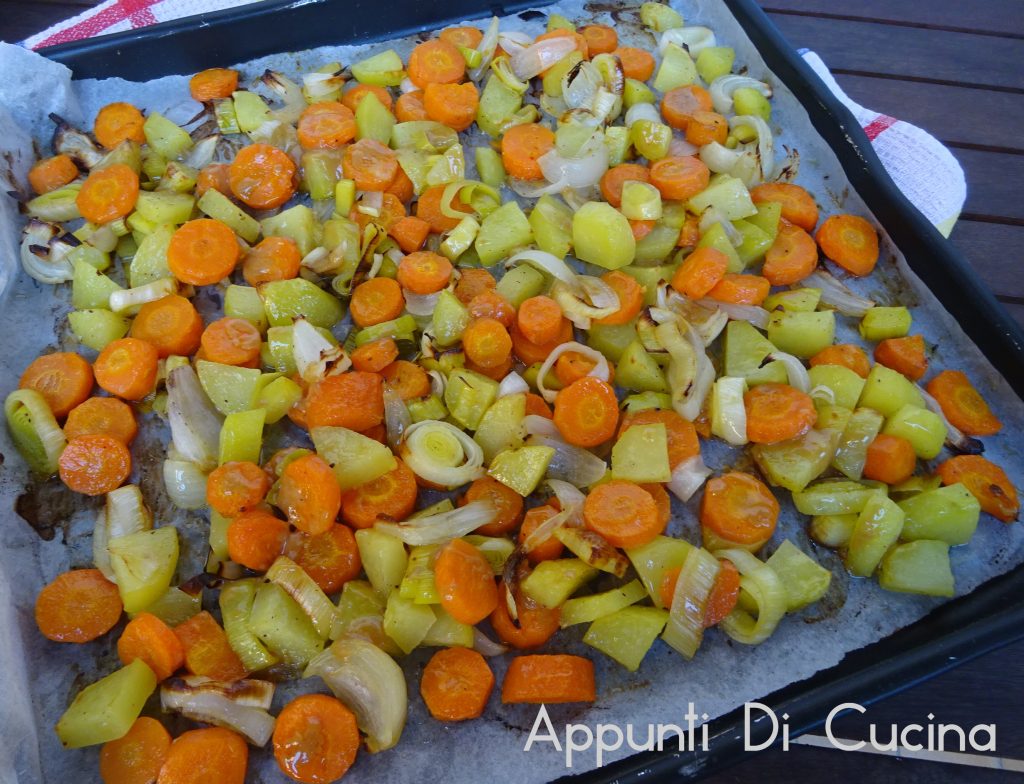 Plateau met aardappelen en groenten met mosterd