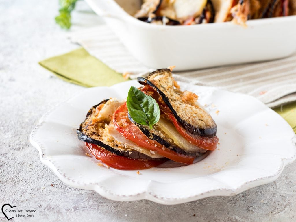 Aardappelen en aubergines gegratineerd in de oven