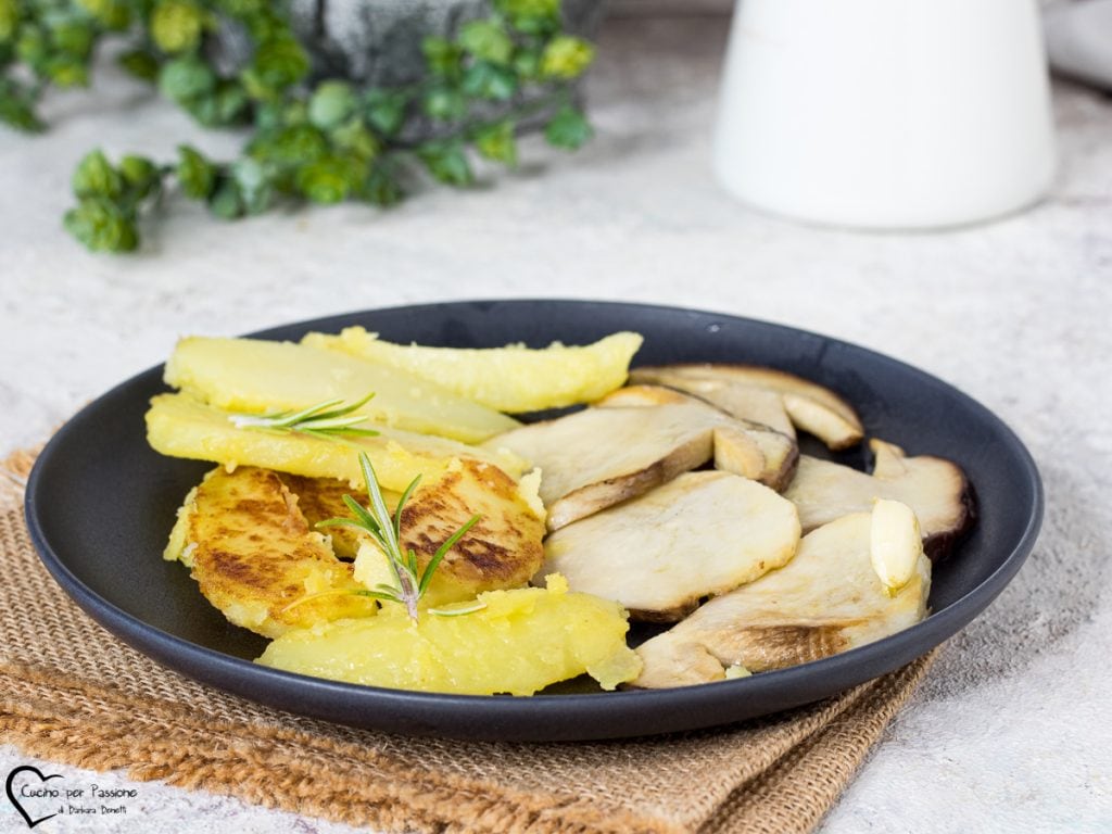 Aardappelen en porcini paddenstoelen in de pan