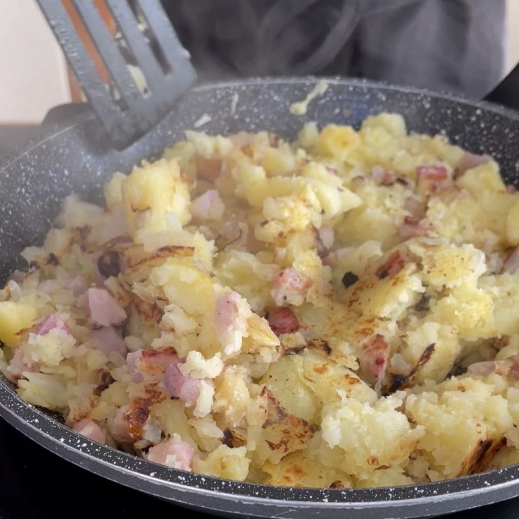 Aardappelen en ui in de pan