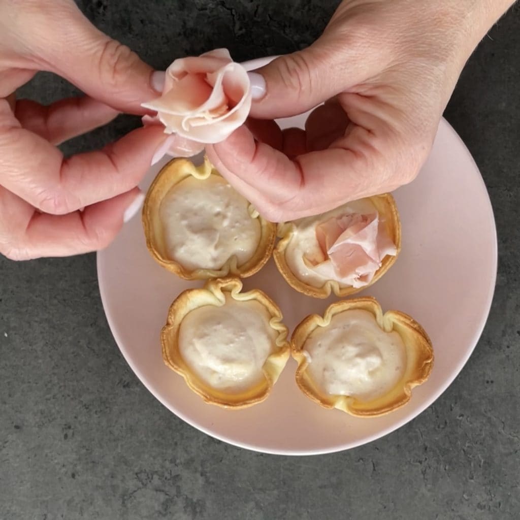 Bakjes met briseedeeg gevuld met ham